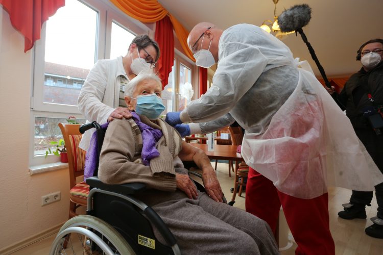 Germany, Hungary Give First Vaccines Ahead of EU Rollout